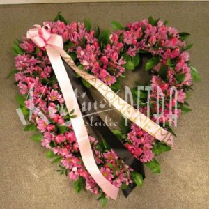 Smuteční srdce z růžových chrysanthém a tulipánů č. 45