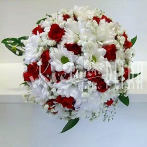 Kulatá svatební kytice z růží a chrysanthém č. 576