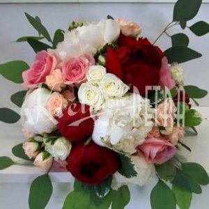 Kulatá svatební kytice z pivoněk a růží č. 573