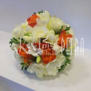 Svatební kytice kulatá bílo-oranžová č. 566