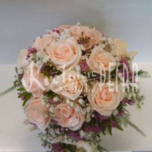 Převislá svatební kytice z růží, gypsophily a waxu č. 556