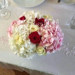 Svatební aranžmá na stůl z hortenzie a růží č. 112