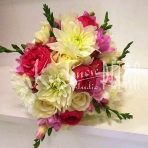 Svatební kytice kulatá z jiřin, růží a fresií č. 538