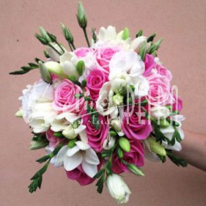 Svatební kytice kulatá z růží, fresií a eustomy č. 526
