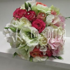 Svatební kytice kulatá z růží, eustomy a hortenzie č. 521