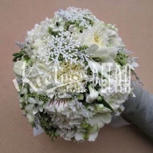 Zimní kulatá svatební kytice z karafiátů č. 518