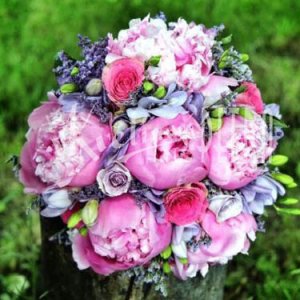 Svatební kytice kulatá z pivoněk, růží a fresií č. 496