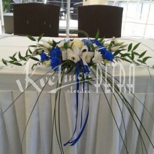 Svatební aranžmá na stůl z chrysanthém a růží č. 90
