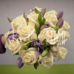 Kulatá svatební kytice z růží a fresií č. 475