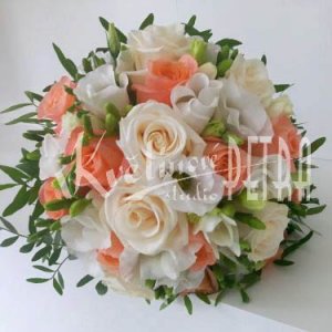 Kulatá svatební kytice z růží a fresií č. 471