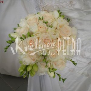 Svatební kytice z růží a fresií č. 425