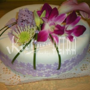 Květinová dekorace na dort