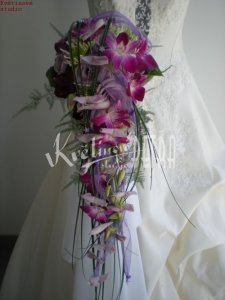 Svatební kytice převislá z růží a orchidejí č. 400