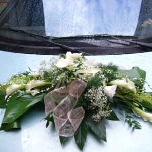 Aranžmá svatební květiny na auto
