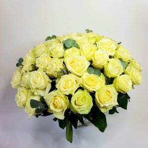 Vypichovaná kytice z bílých růží Pavlína