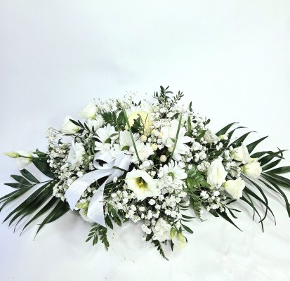Wedding table arrangement of freesias, roses and eustoma No. 88