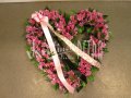 Smuteční srdce z růžových chrysanthém a tulipánů č. 45