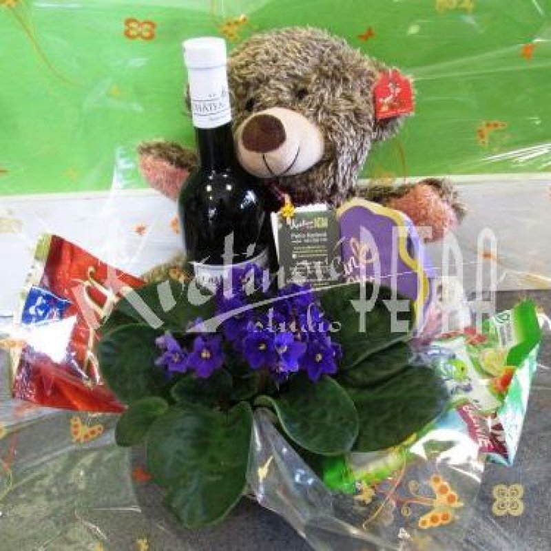 Dárkový koš s vínem, medvídkem a bonbony Adina