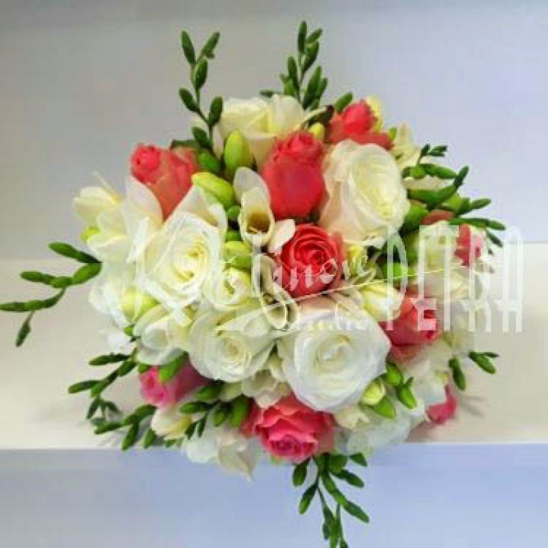 Svatební kytice kulatá z růží a fresií č. 568