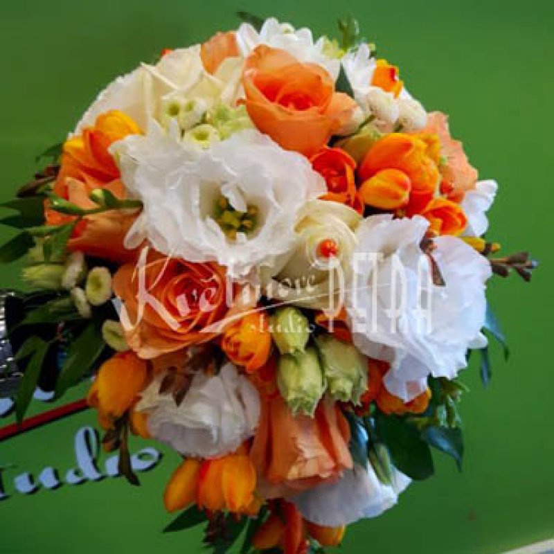 Svatební kytice převislá z růží, fresií a eustomy č. 564