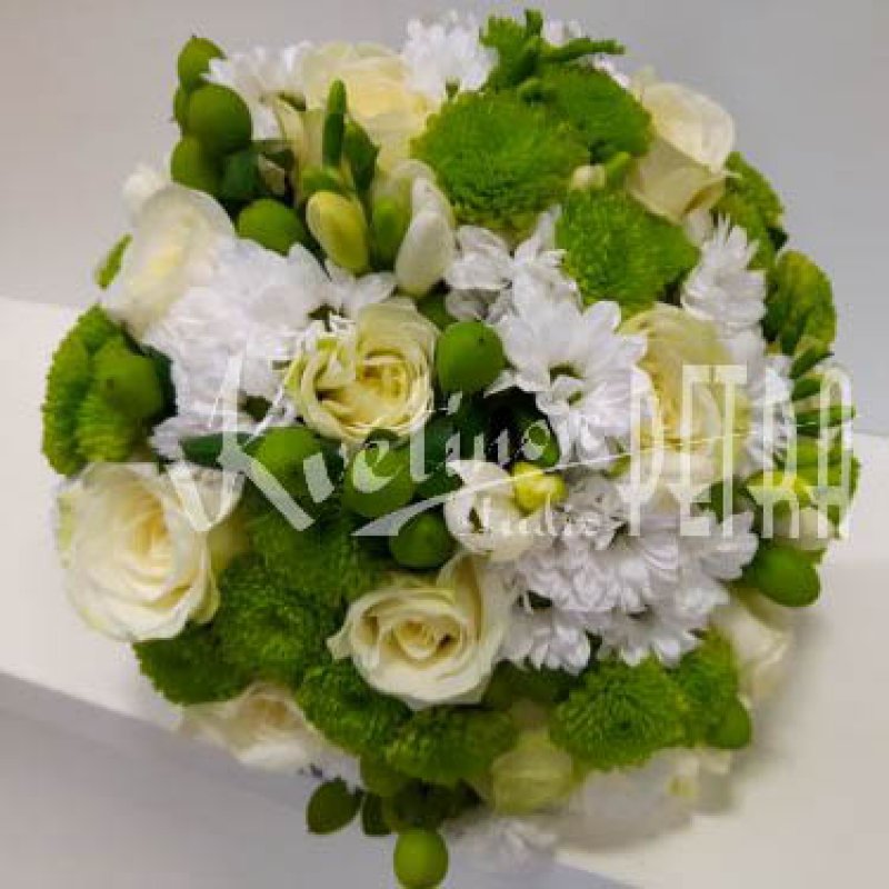 Svatební kytice kulatá z růží, fresií, chrysanthém č. 555