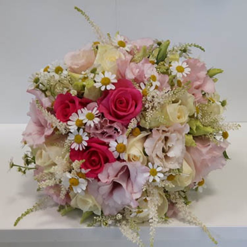 Svatební kytice kulatá z růží, heřmánku a eustomy č. 544