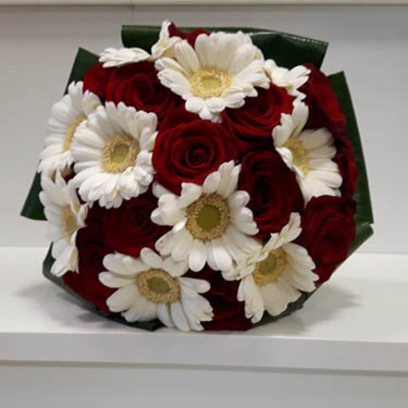 Svatební kytice kulatá z gerber a růží č. 543