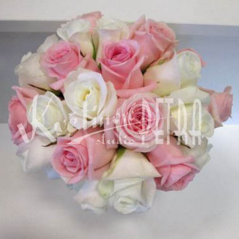 Svatební kytice kulatá z bílých a růžových růží č. 531