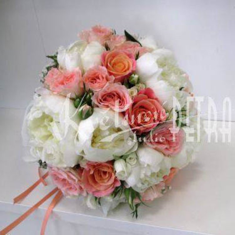 Svatební kytice kulatá z pivoněk a růží č. 529