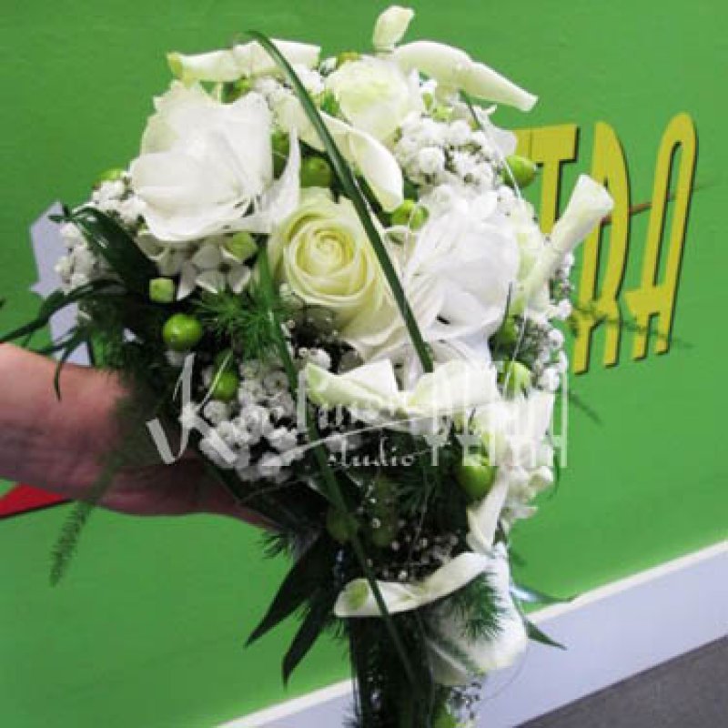 Svatební kytice převislá z růží č. 527