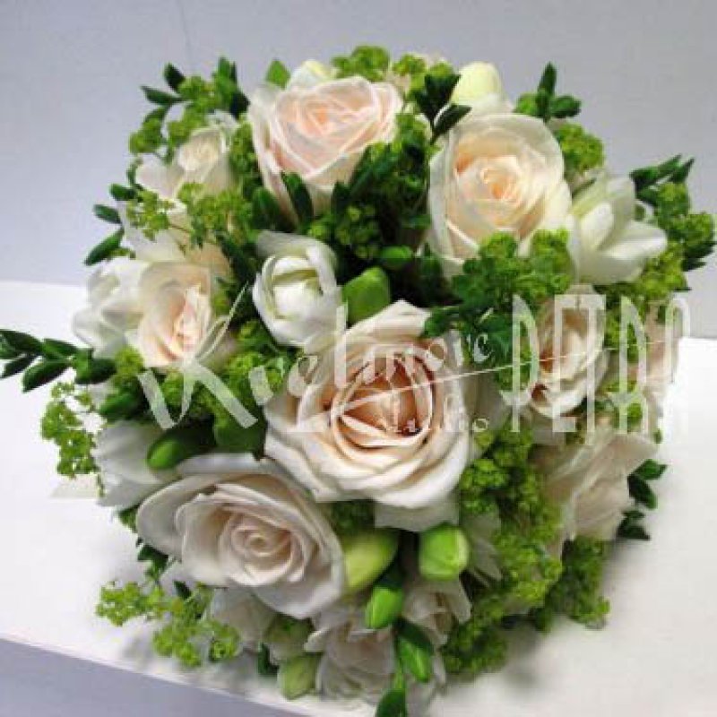 Svatební kytice kulatá z růží a fresií č. 524