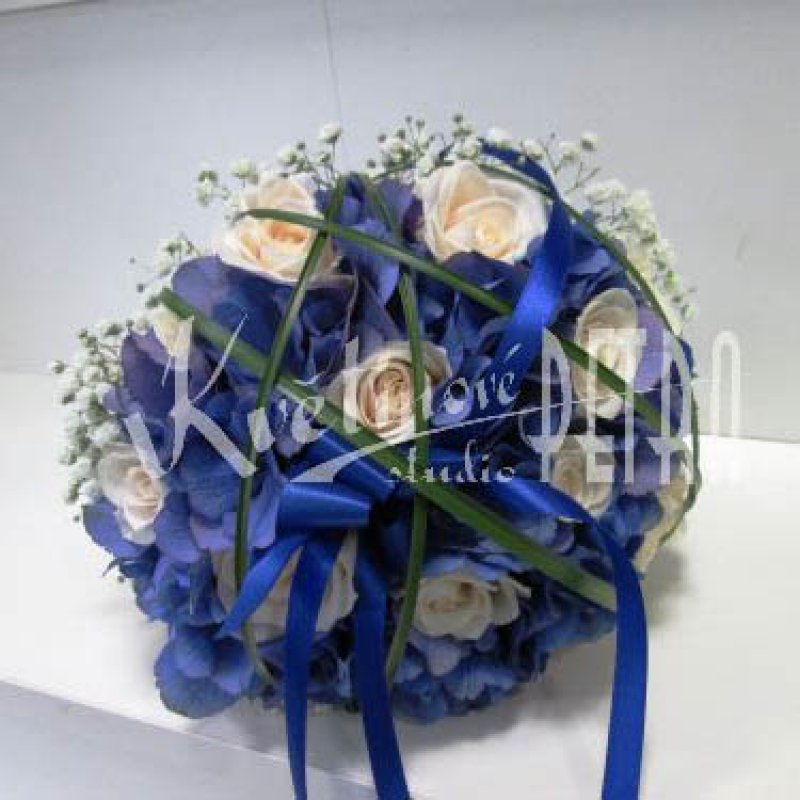 Svatební kytice kulatá z růží a hortenzie č. 522