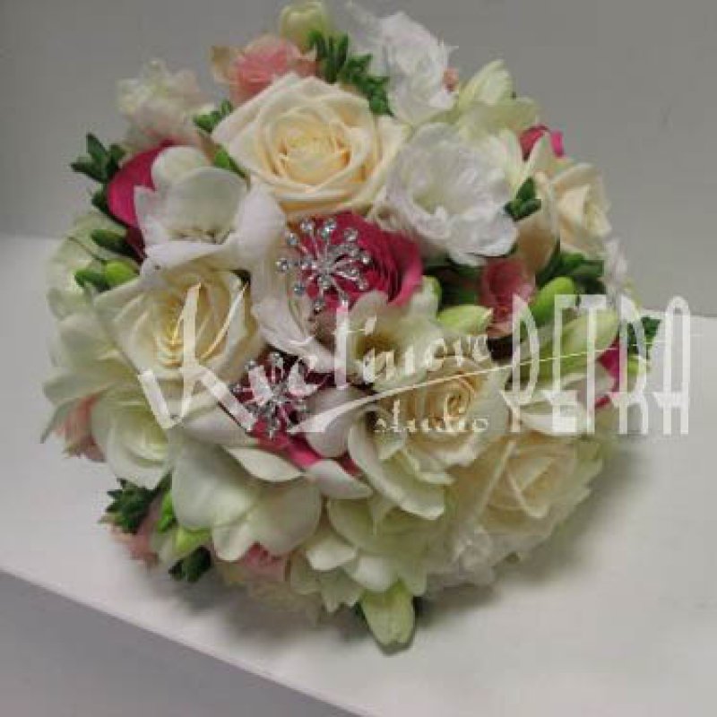 Svatební kytice kulatá z růží a fresií č. 520