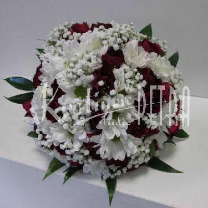 Svatební kytice kulatá z chrysanthém a mini růží č. 519