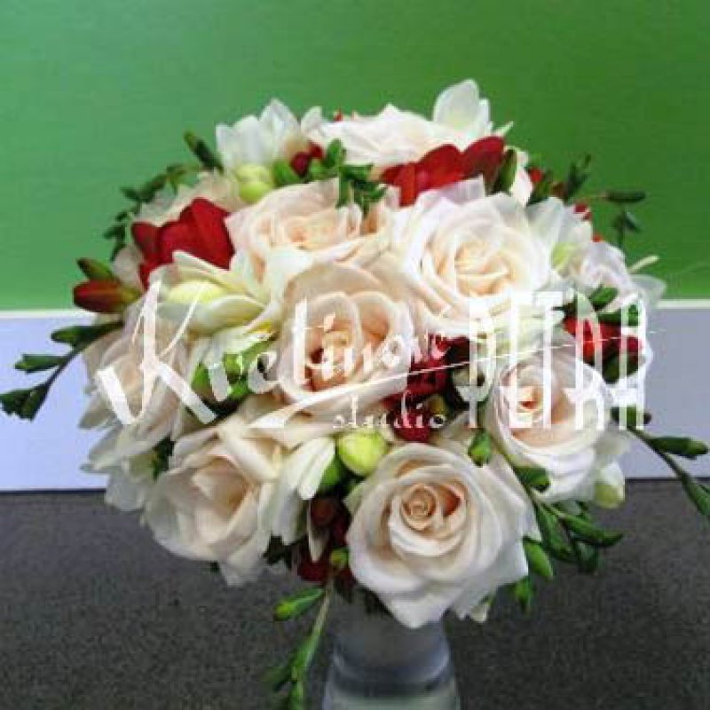 Svatební kytice kulatá z růží a fresií č. 512