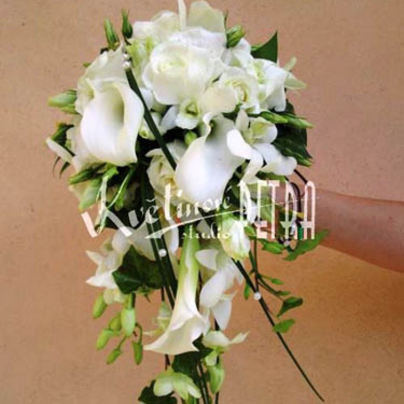 Svatební kytice převislá z kal, růží orchidejí č. 511
