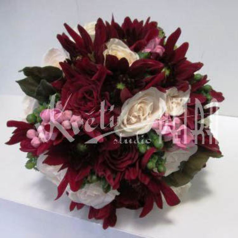 Svatební kytice kulatá z jiřinek a růží č. 509
