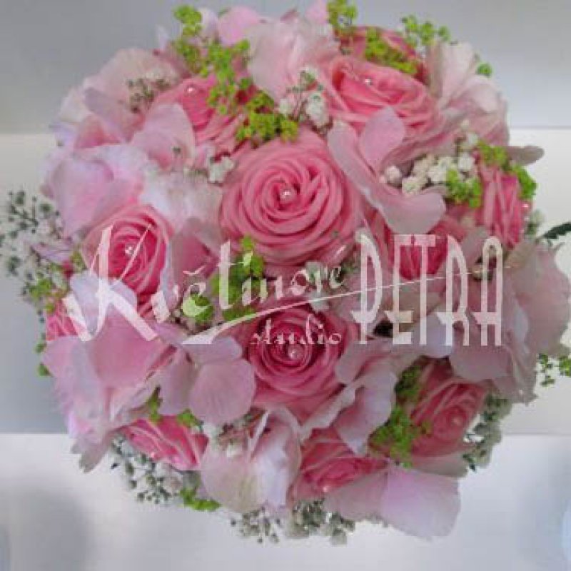 Svatební kytice kulatá z hortenzie a růží č. 228