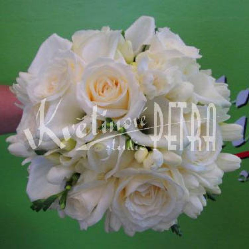 Svatební kytice kulatá z růží, kal a fresií č. 502