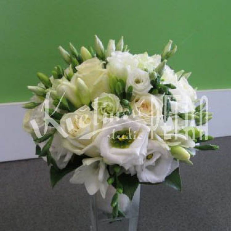 Svatební kytice kulatá z fresií, růží a eustomy č. 499