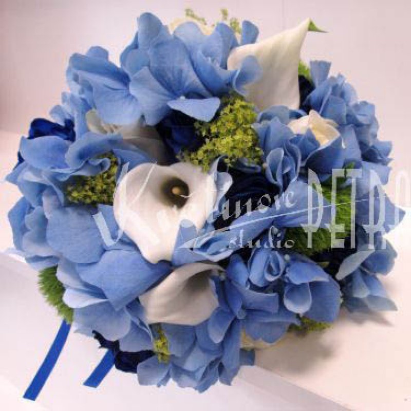 Svatební kytice kulatá z modré hortenzie, růží a kal č. 489