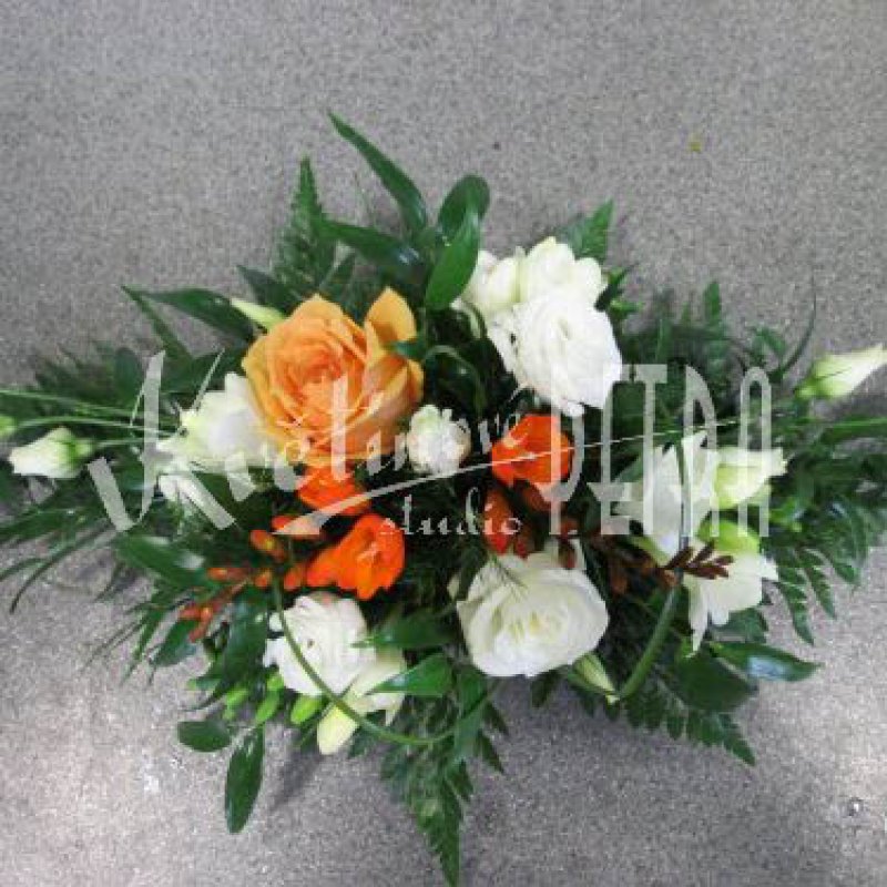 Svatební aranžmá na stůl z fresií, růží a eustomy č. 88
