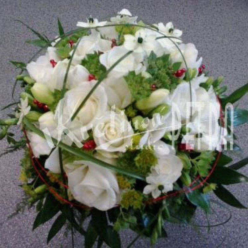 Svatební kytice kulatá z růží a fresií č. 480