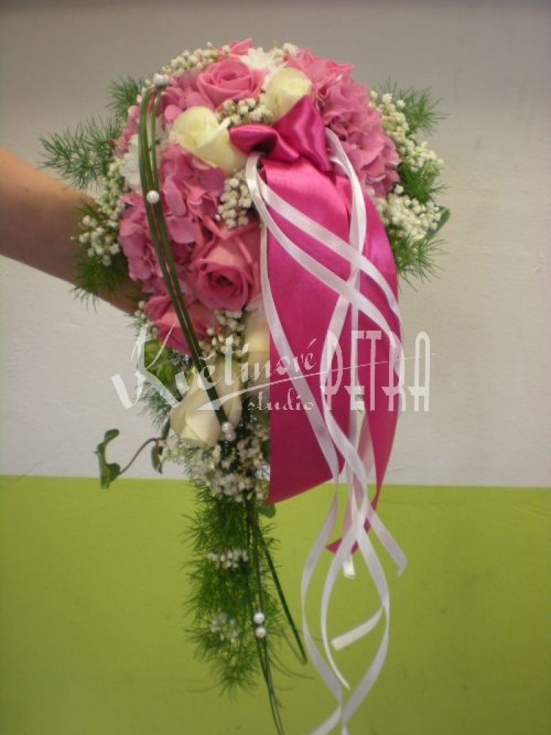Převislá svatební kytice z růží a hortenzie č. 470