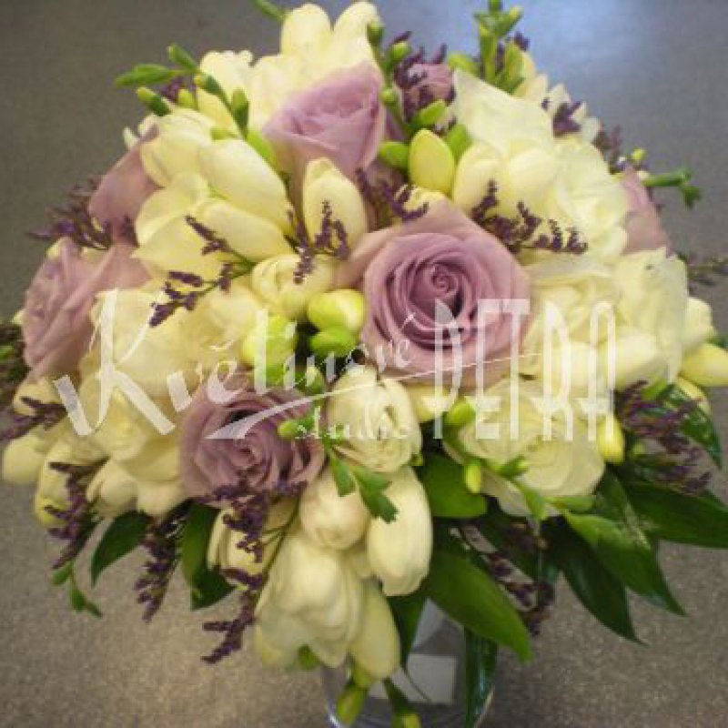 Svatební kytice z růží a fresií č. 455