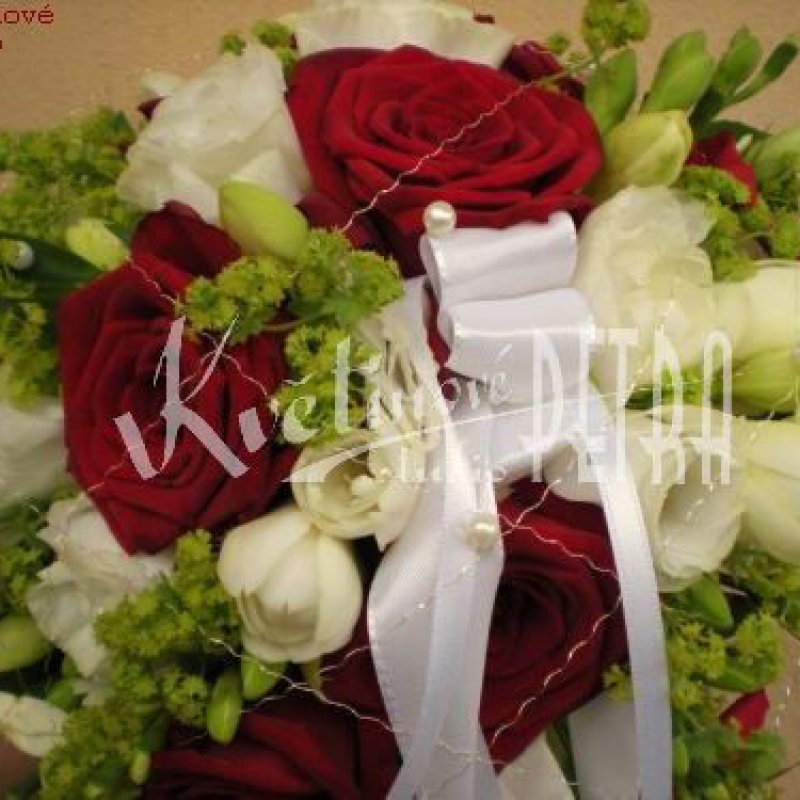 Svatební kytice převislá z růží a fresií č. 434