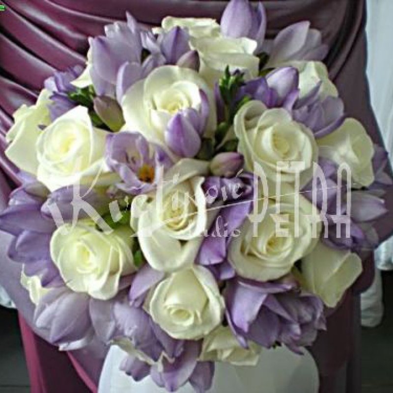 Svatební kytice kulatá fresií a růží č. 430