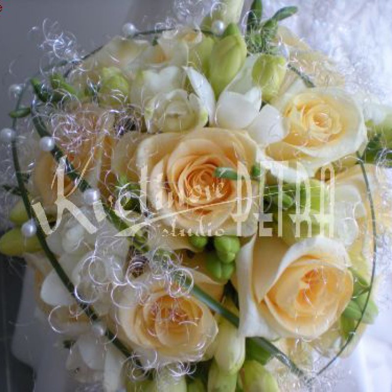 Svatební kytice kulatá z růží a fresií č. 413