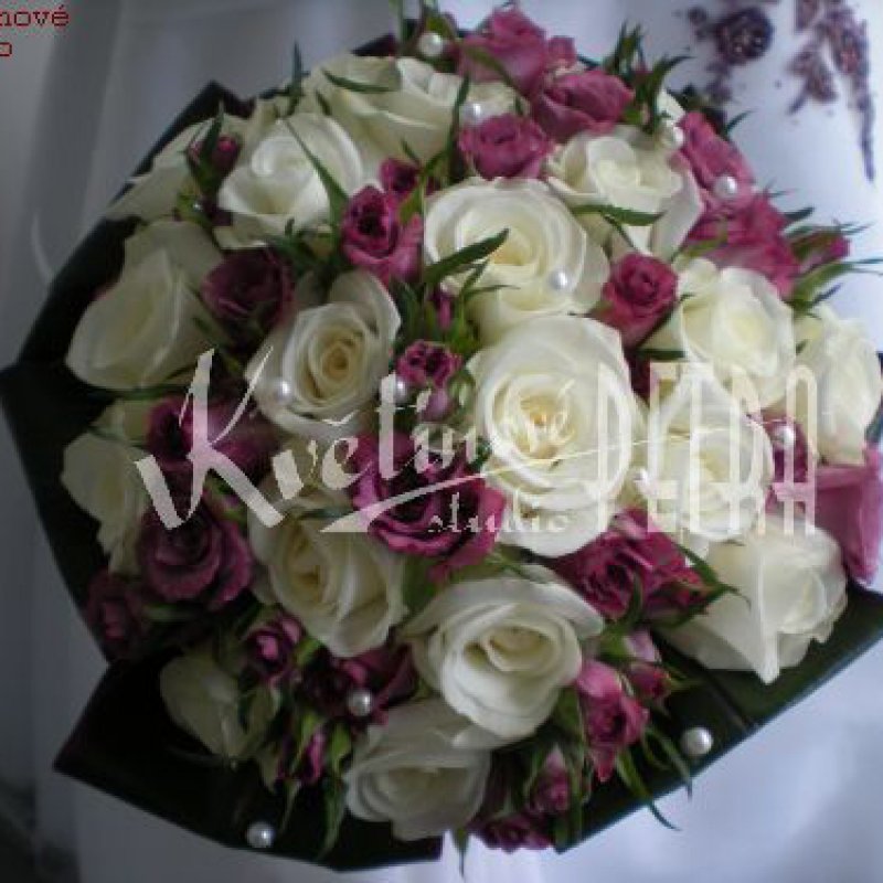 Svatební kytice kulatá z růží č. 411