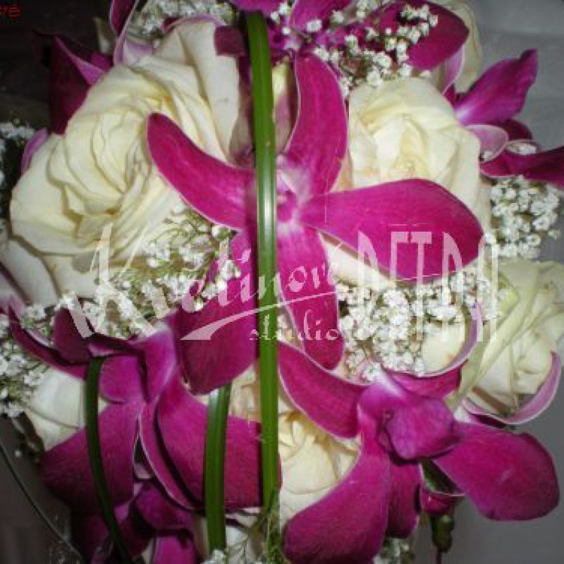Svatební kytice převislá z růží a orchidejí č. 401